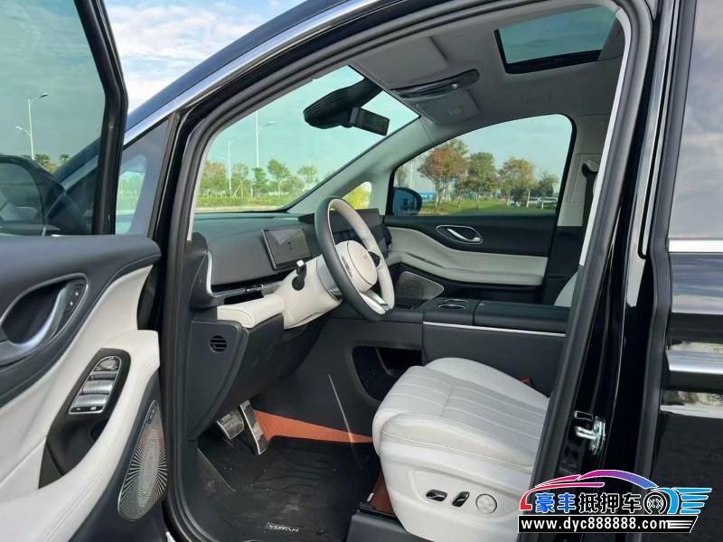 25年岚图梦想家轿车抵押车出售