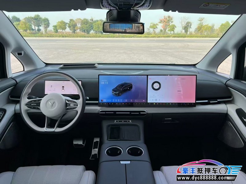 25年岚图梦想家轿车抵押车出售