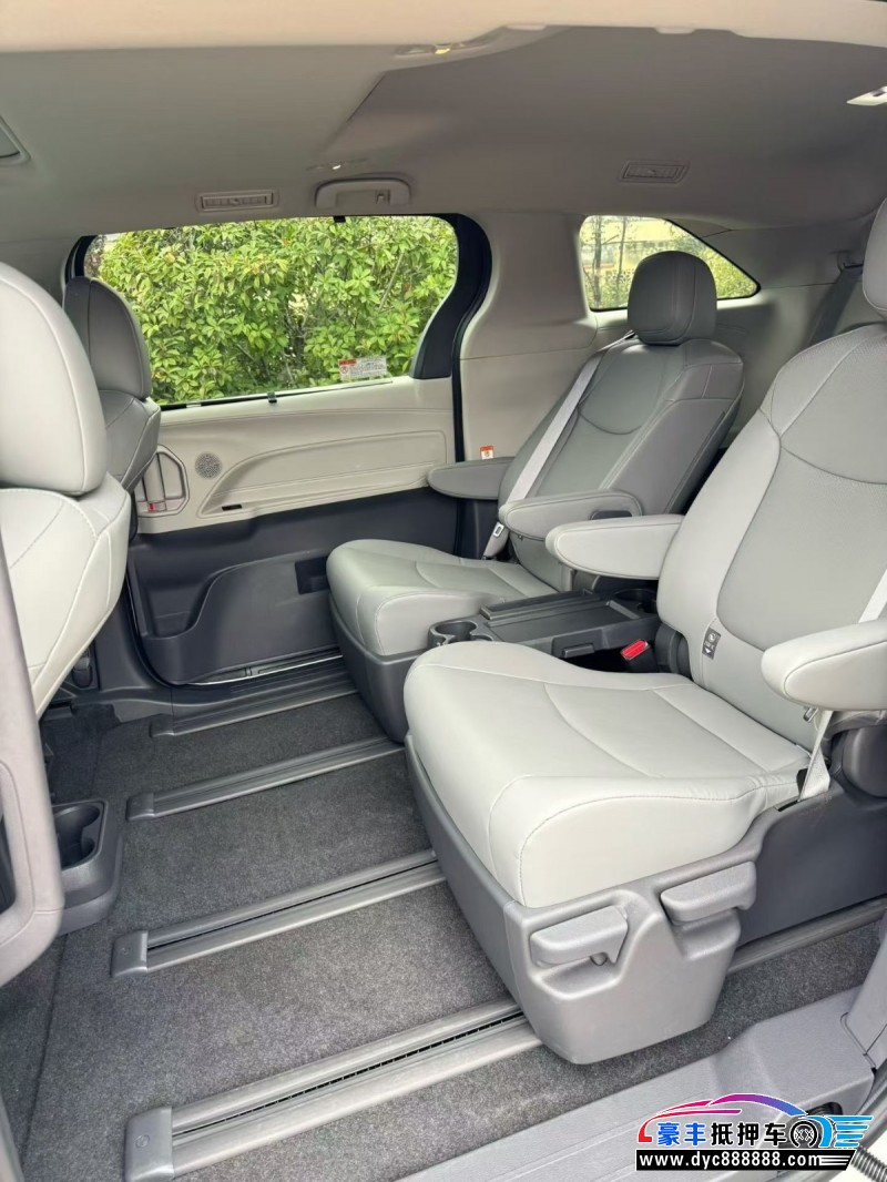 25年丰田格瑞维亚轿车抵押车出售