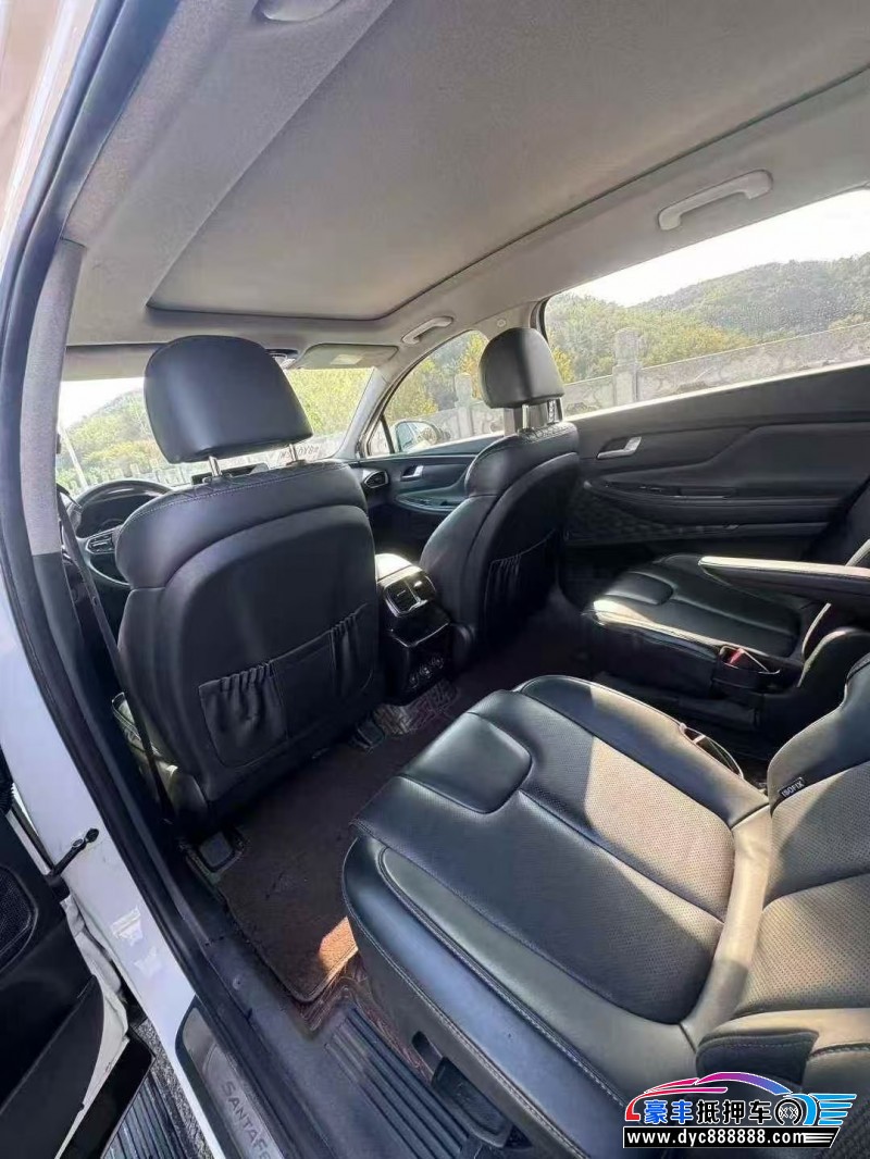 19年现代全新胜达轿车抵押车出售