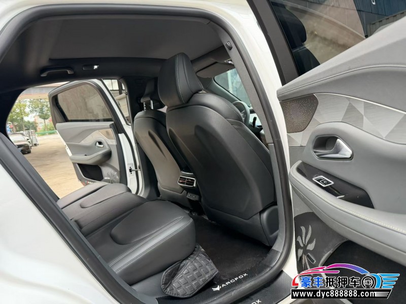 22年极狐阿尔法S轿车抵押车出售