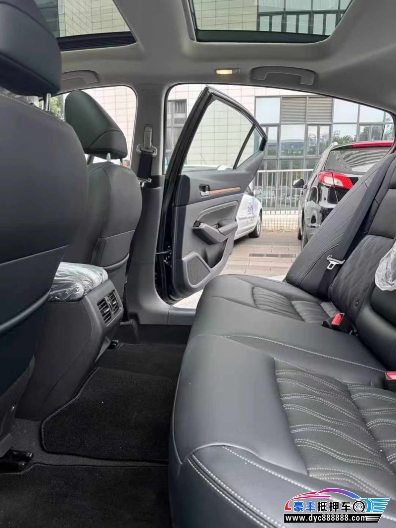 25年日产天籁轿车抵押车出售