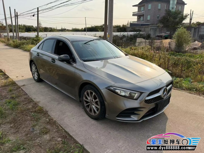 22年奔驰A轿车抵押车出售