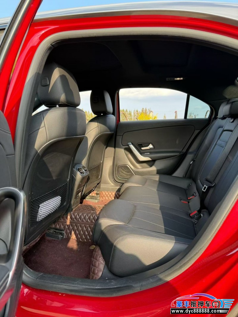 22年奔驰A轿车抵押车出售