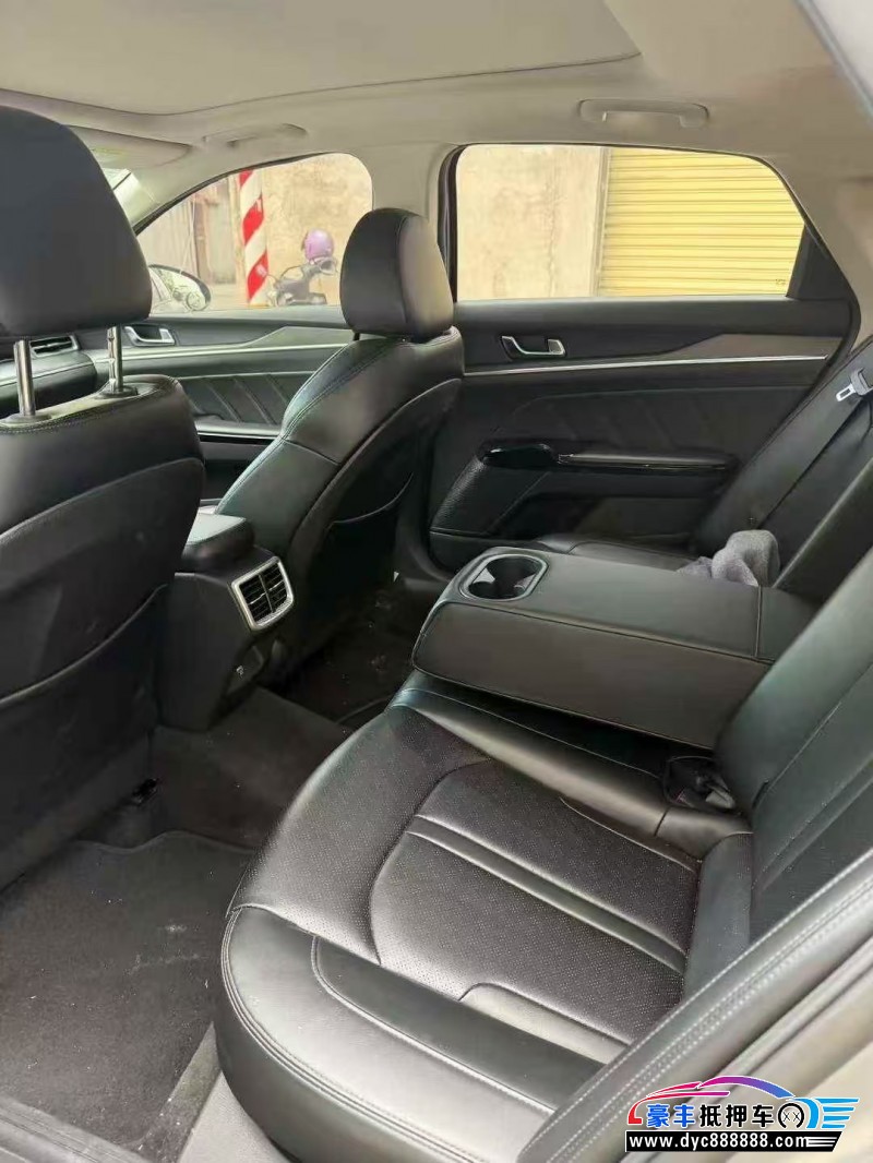 22年起亚K5轿车抵押车出售