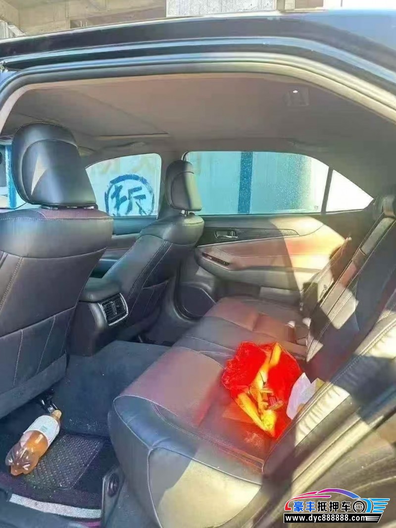 19年丰田皇冠轿车抵押车出售