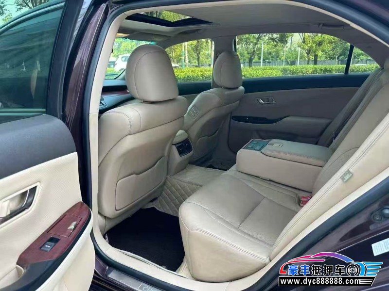 11年丰田皇冠轿车抵押车出售