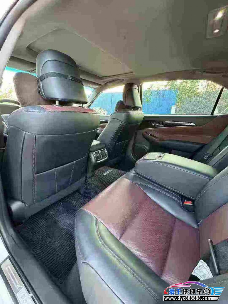 18年丰田皇冠轿车抵押车出售