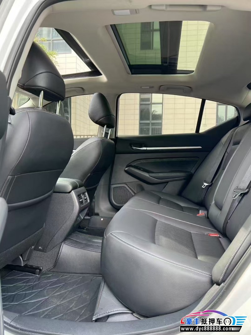 25年日产天籁轿车抵押车出售