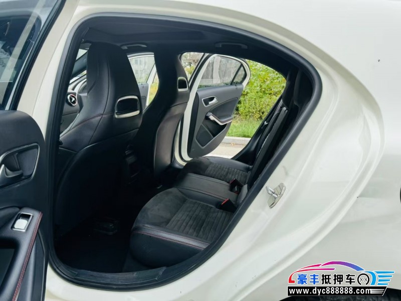 16年奔驰A轿车抵押车出售