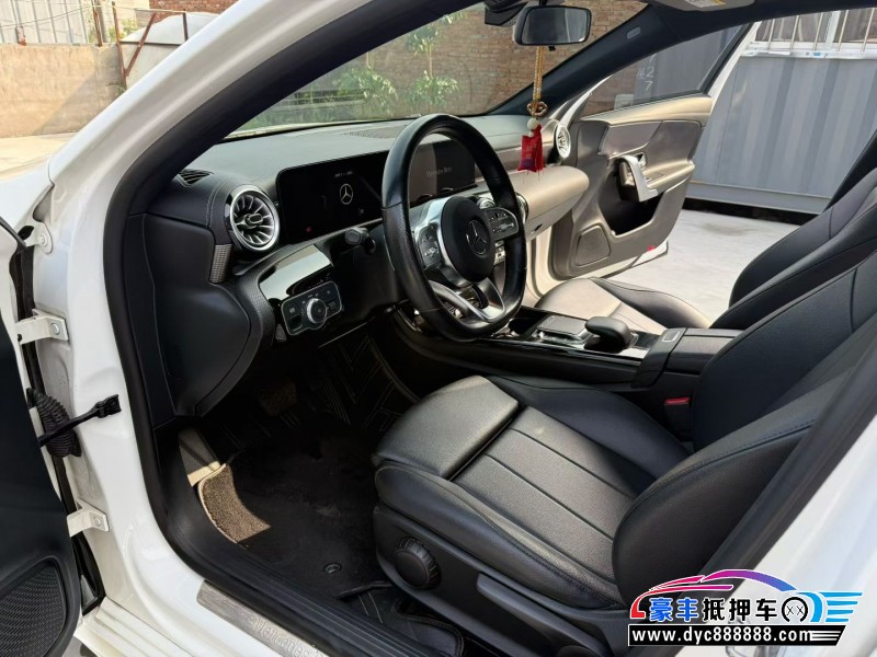 22年奔驰A轿车抵押车出售