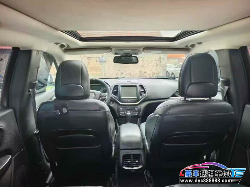 16年Jeep自由光轿车抵押车出售