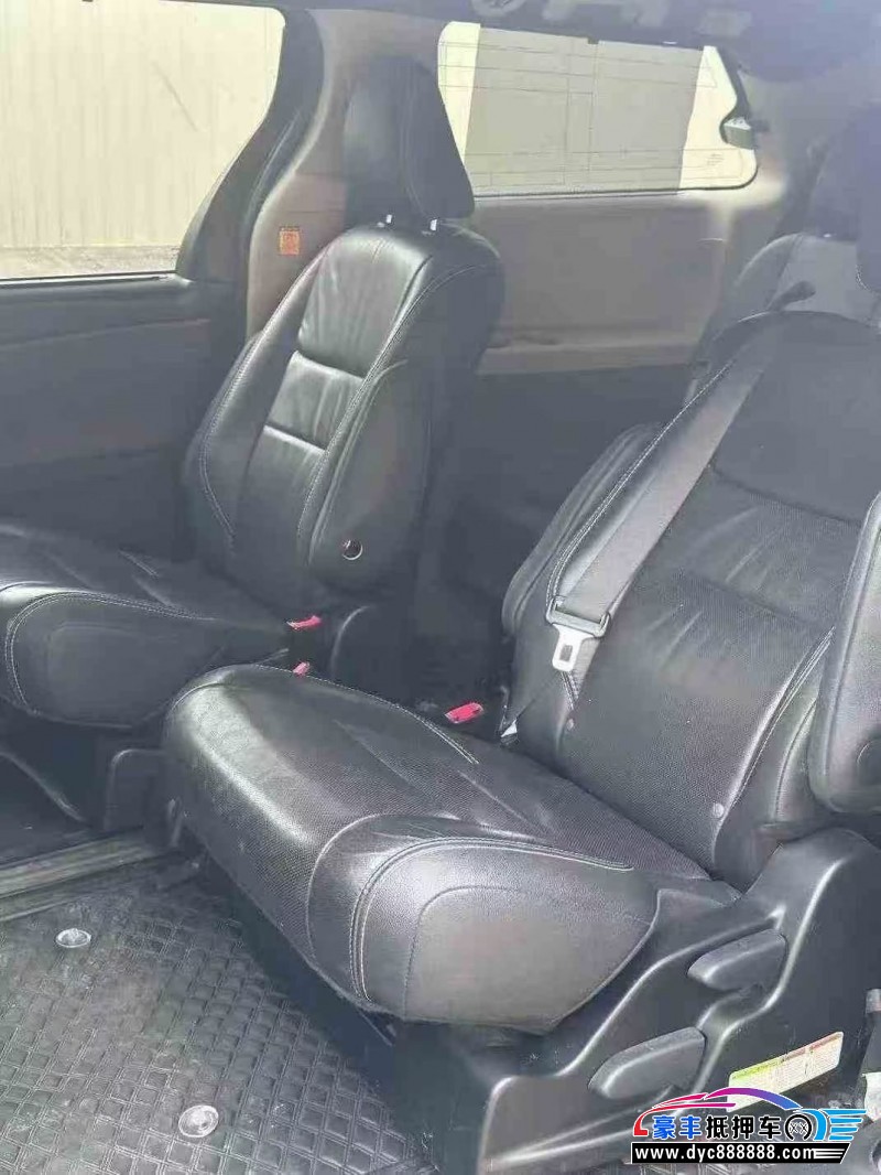 17年丰田塞纳轿车抵押车出售