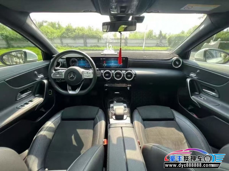 19年奔驰A轿车抵押车出售