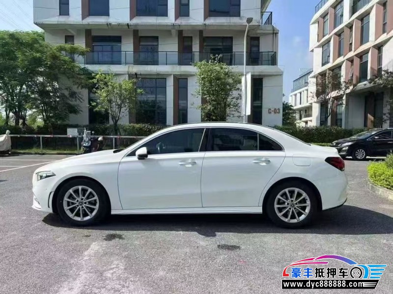 19年奔驰A轿车抵押车出售
