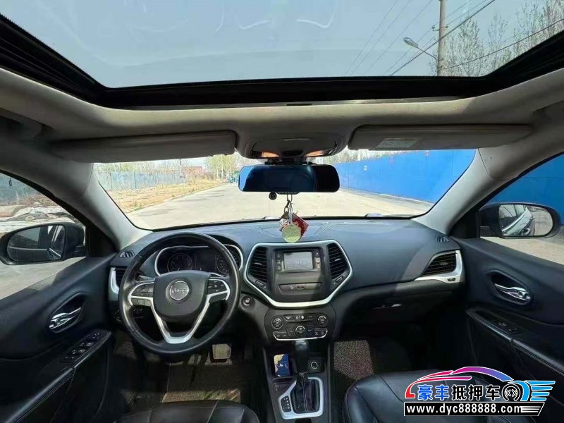 17年Jeep自由光轿车抵押车出售