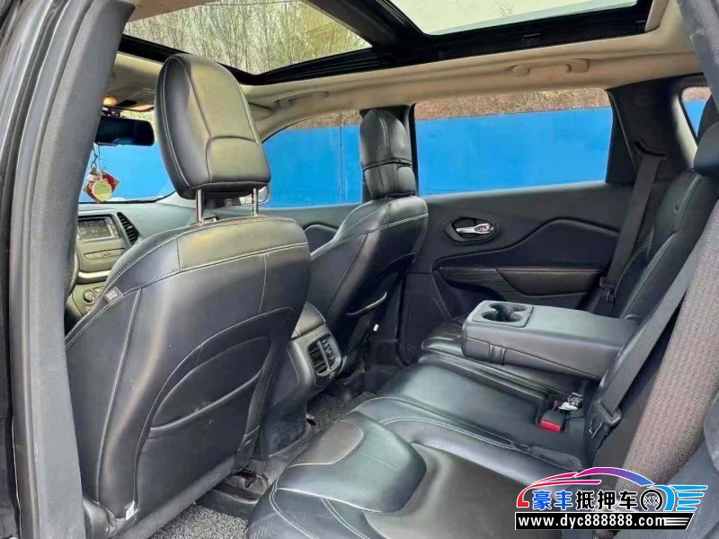 17年Jeep自由光轿车抵押车出售