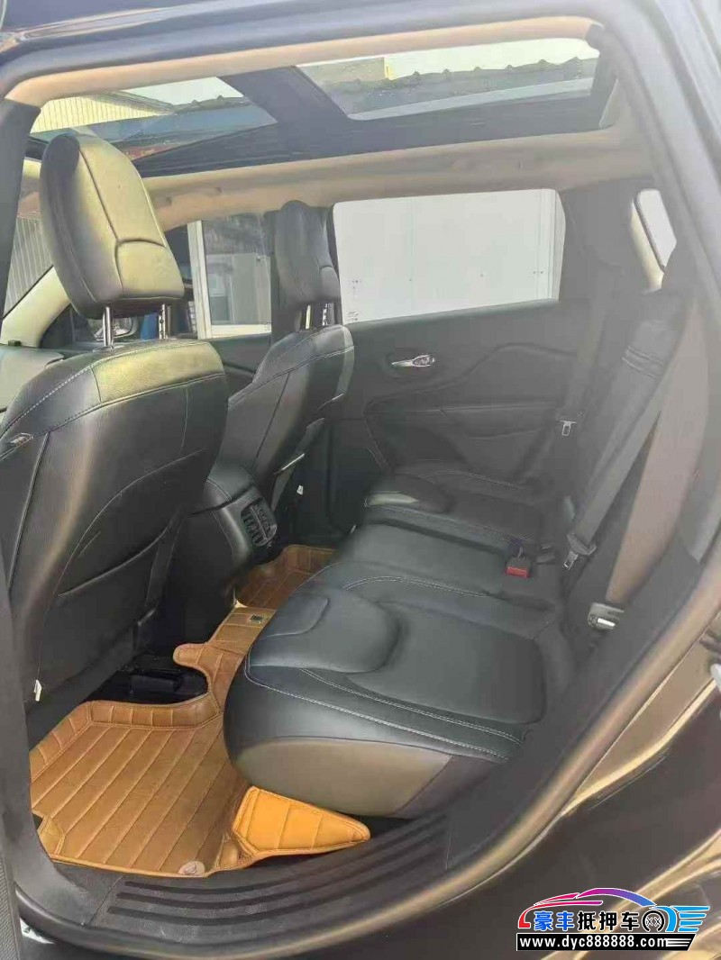 17年Jeep自由光轿车抵押车出售