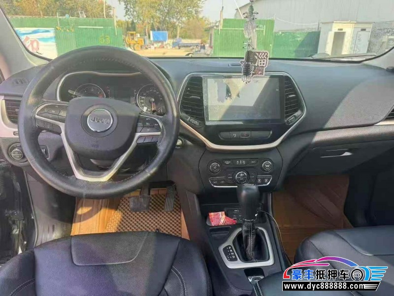 17年Jeep自由光轿车抵押车出售