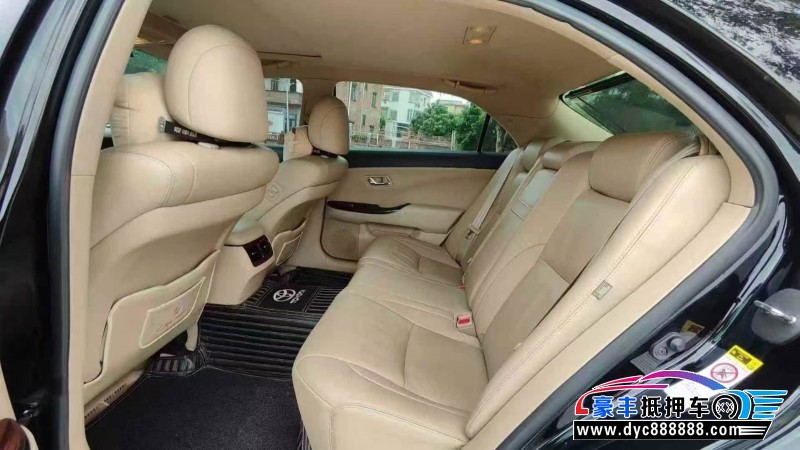 12年丰田皇冠轿车抵押车出售