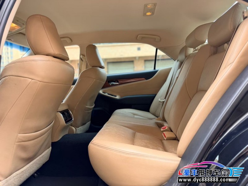 16年丰田皇冠轿车抵押车出售