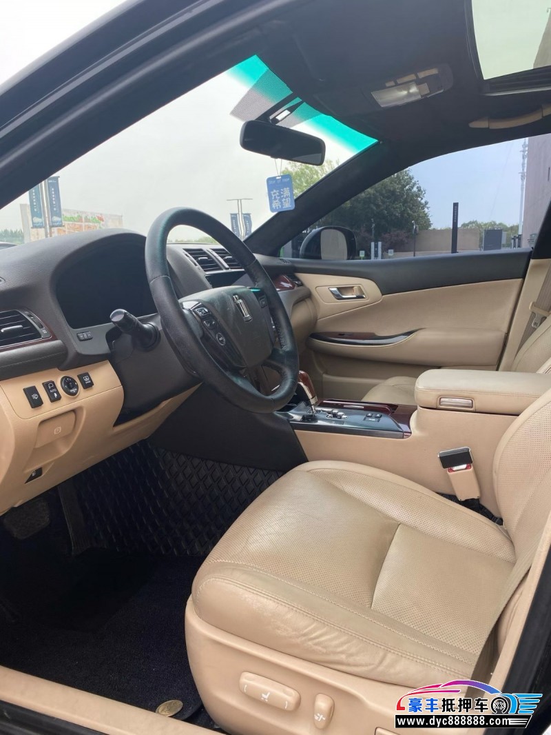 12年丰田皇冠轿车抵押车出售