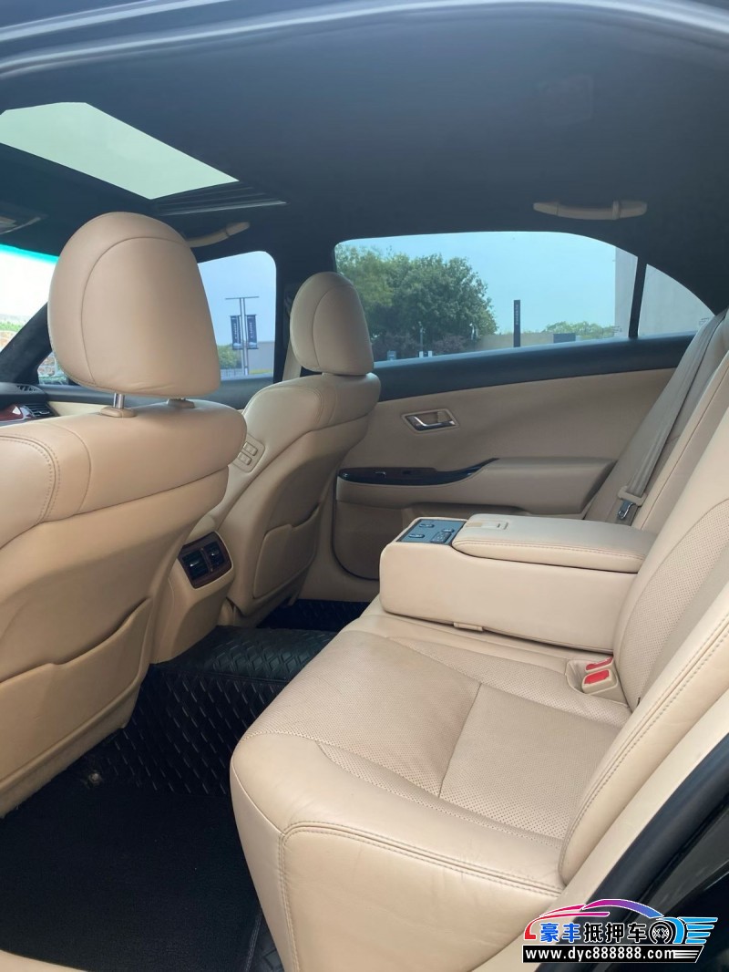 12年丰田皇冠轿车抵押车出售