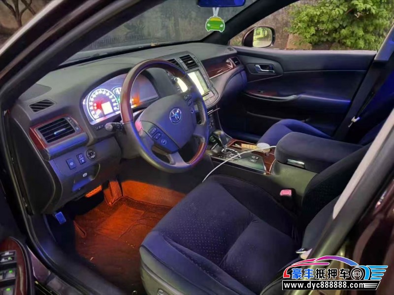 13年丰田皇冠轿车抵押车出售