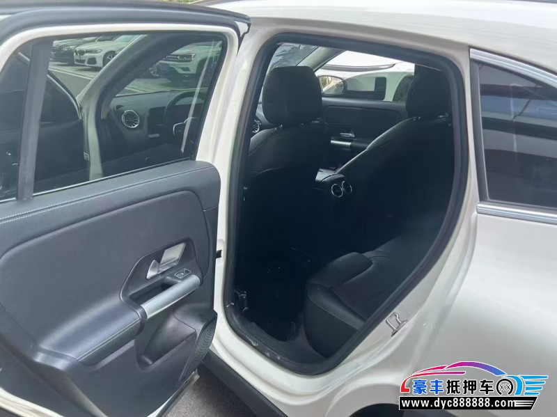 22年奔驰GLA轿车抵押车出售