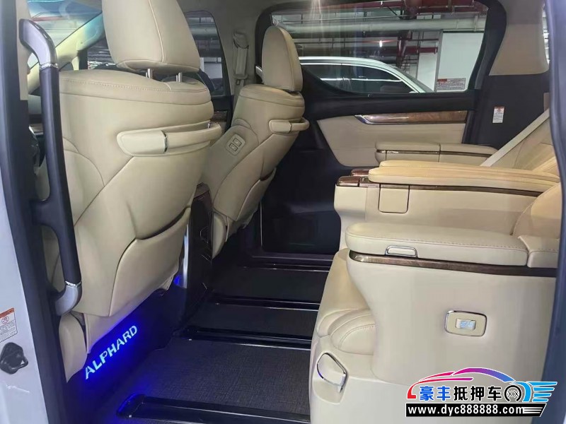 16年丰田埃尔法轿车抵押车出售