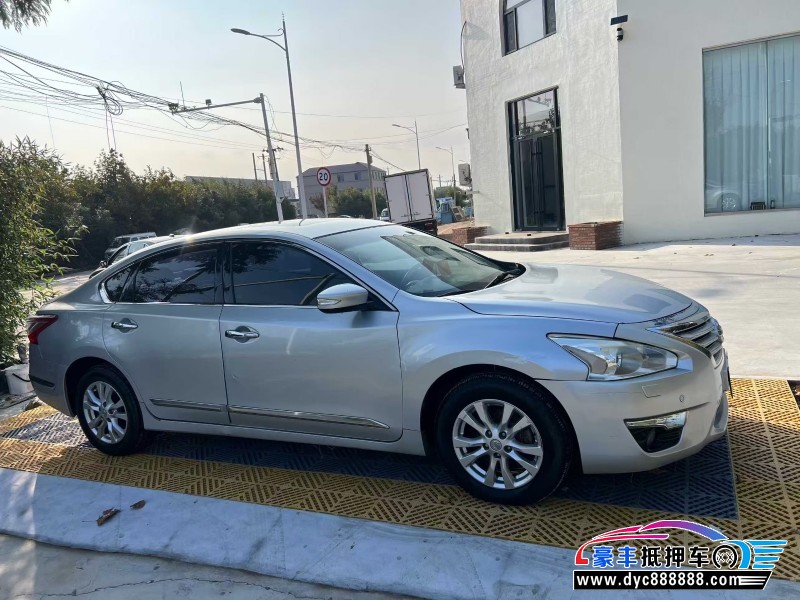 13年日产天籁轿车抵押车出售