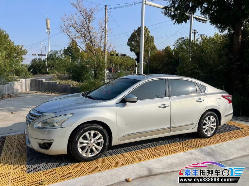 13年日产天籁轿车抵押车出售