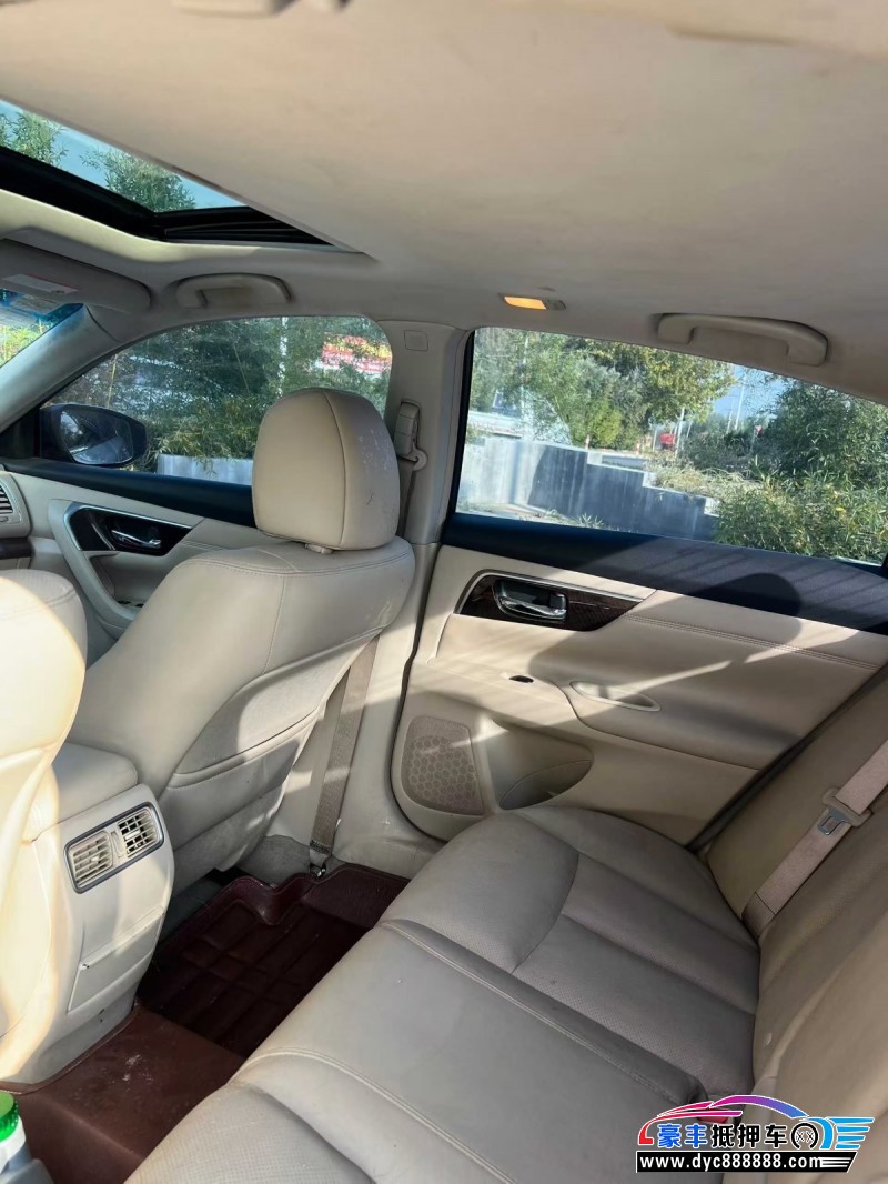 13年日产天籁轿车抵押车出售