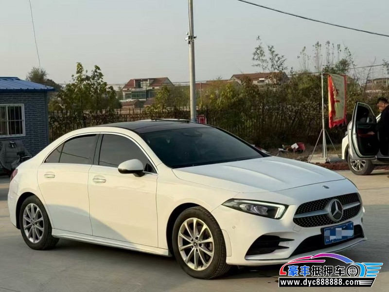 19年奔驰A轿车抵押车出售