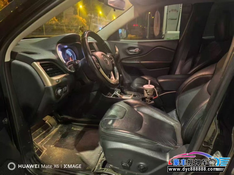 18年Jeep自由光轿车抵押车出售