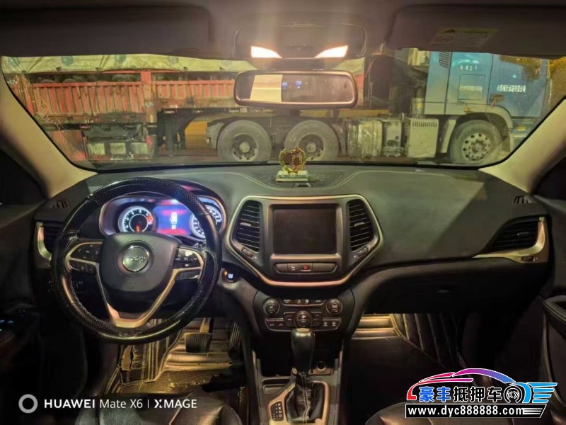 18年Jeep自由光轿车抵押车出售