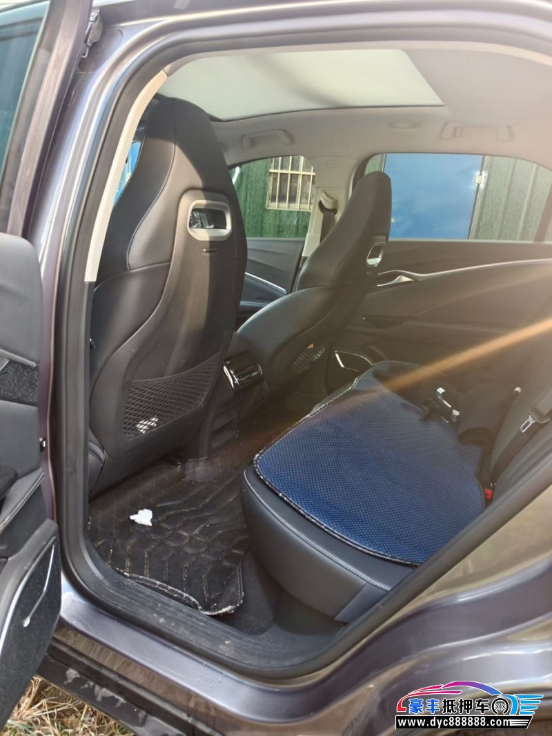 23年哪吒U轿车抵押车出售