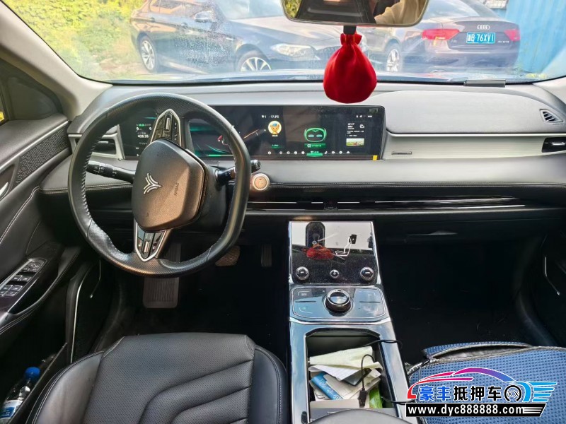 23年哪吒U轿车抵押车出售