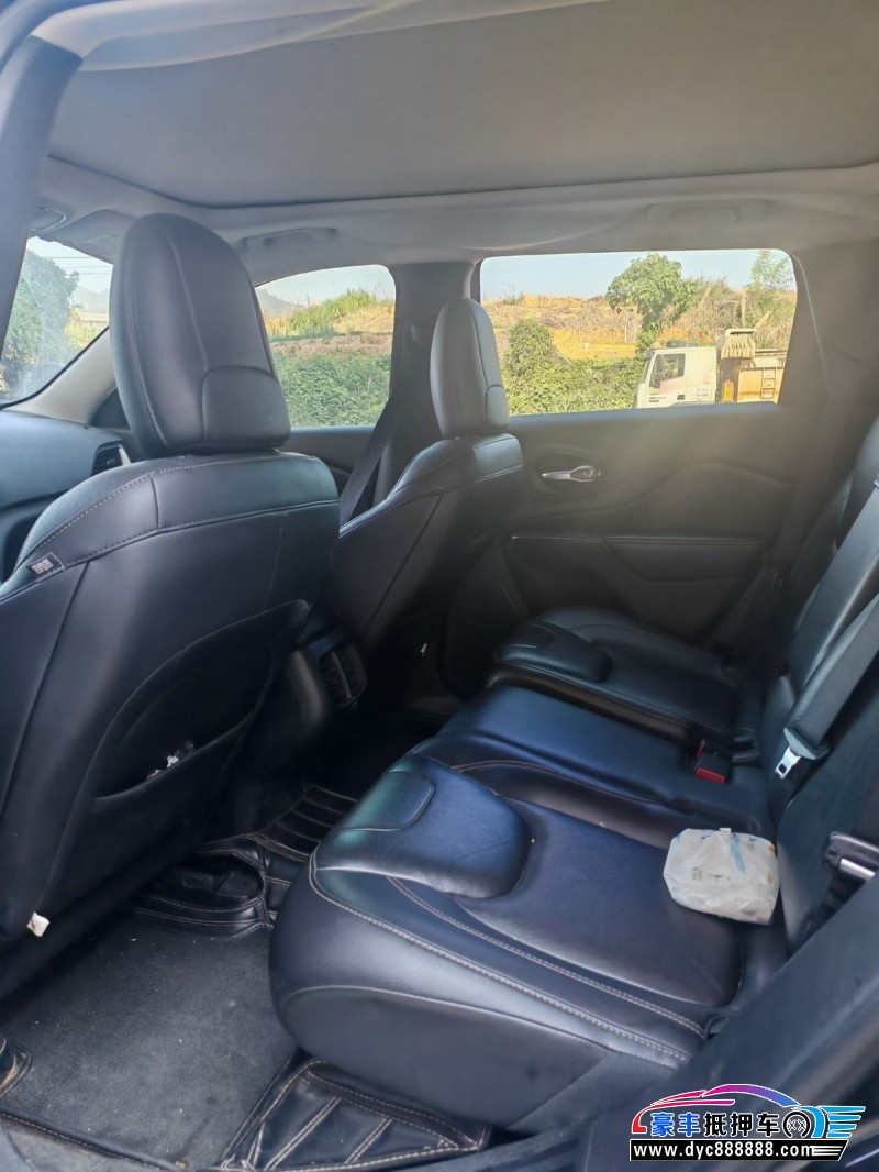 18年Jeep自由光轿车抵押车出售