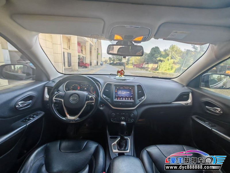 18年Jeep自由光轿车抵押车出售