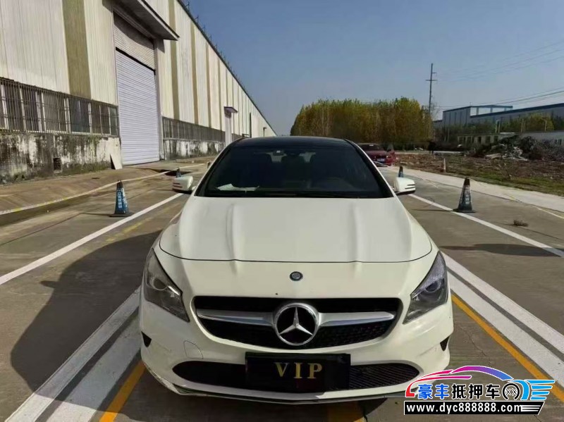 抵押车出售17年奔驰CLA轿车