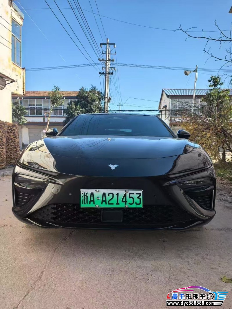 抵押车出售24年哪吒S轿车