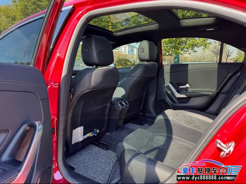 21年奔驰A轿车抵押车出售