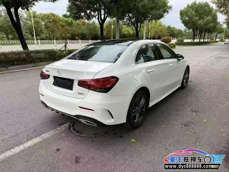 21年奔驰A轿车抵押车出售