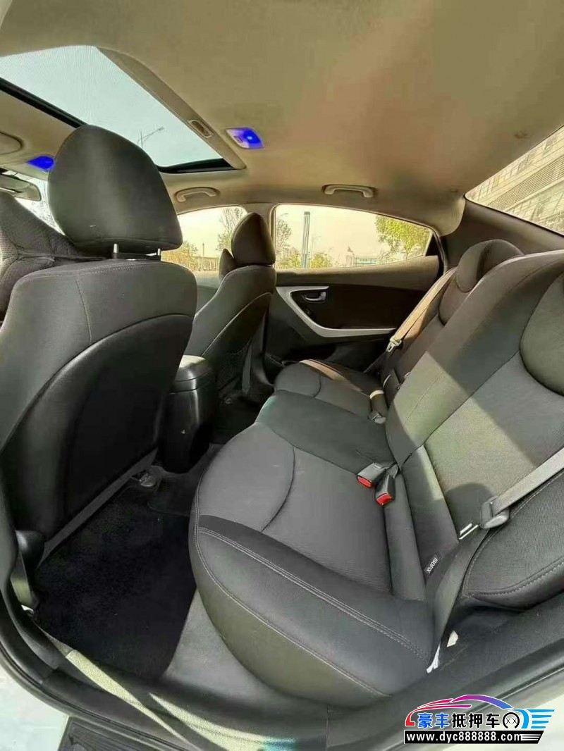 17年现代朗动轿车抵押车出售