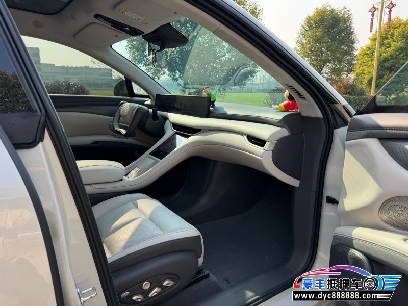 25年智己LS6轿车抵押车出售