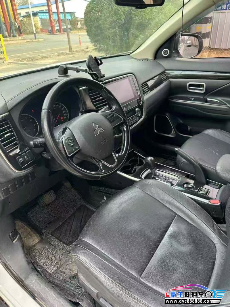 17年三菱欧蓝德轿车抵押车出售