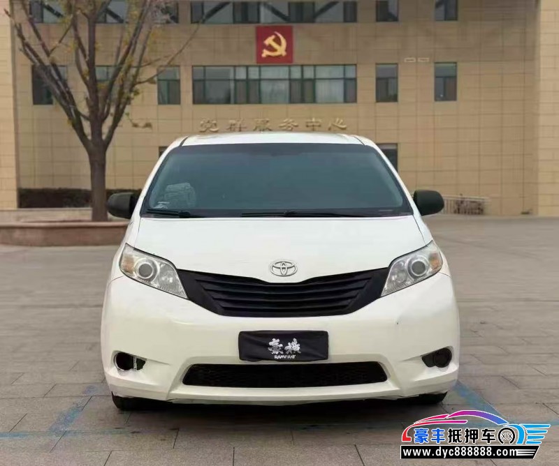 抵押车出售12年丰田塞纳轿车