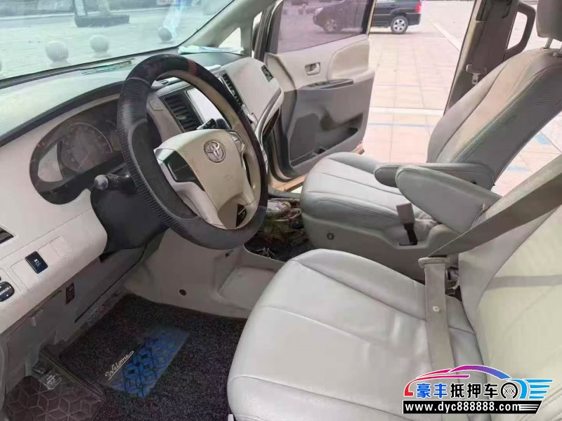 12年丰田塞纳轿车抵押车出售