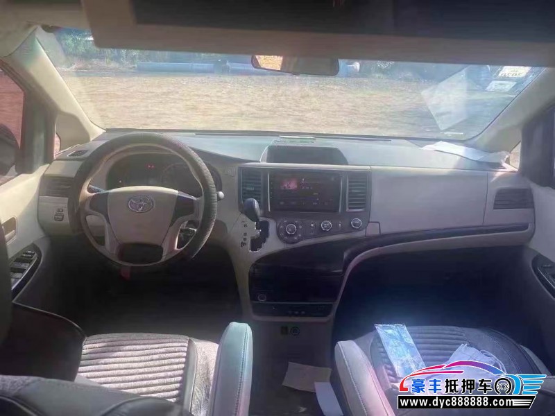 12年丰田塞纳轿车抵押车出售